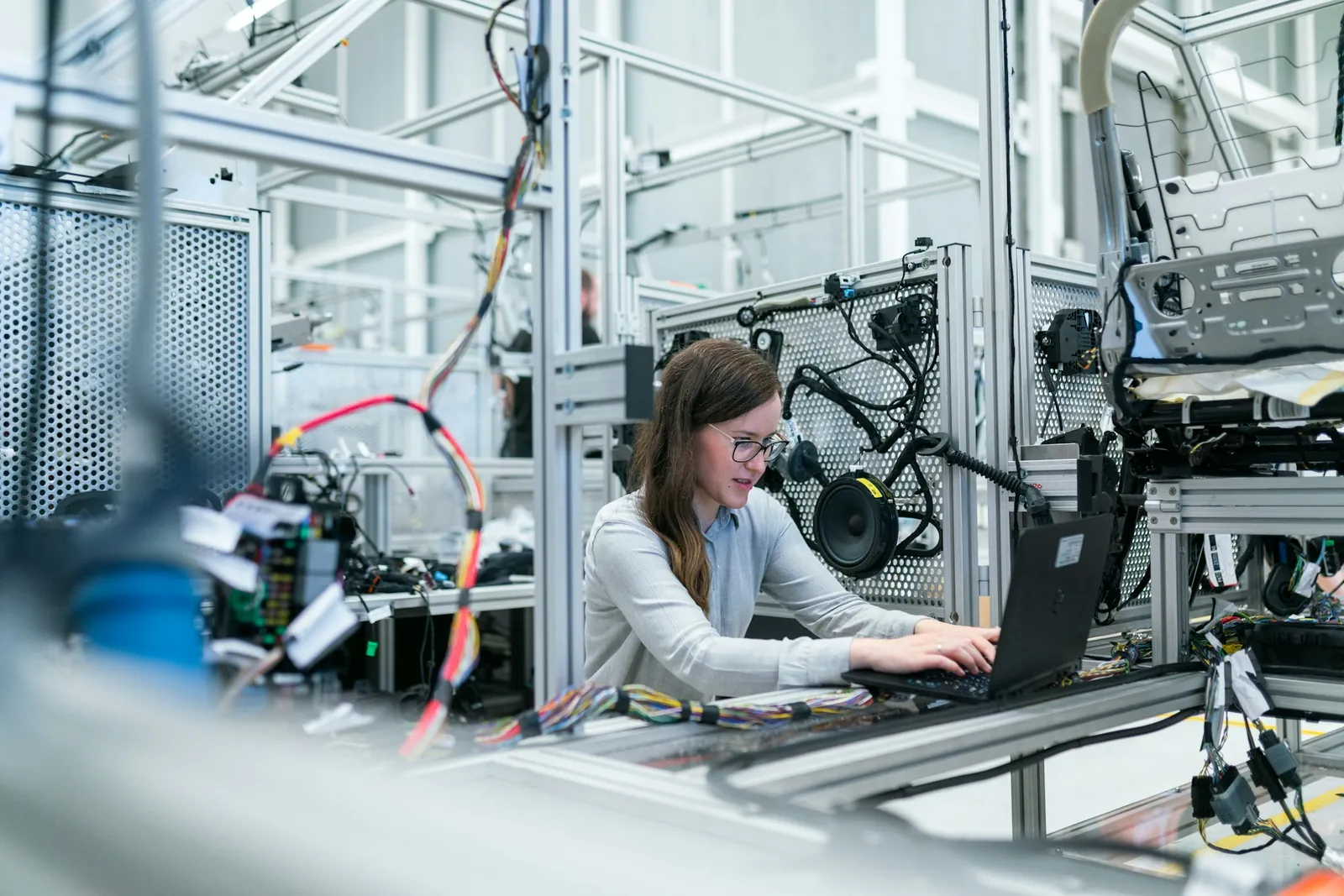 Estudante a praticar com o seu computador num laboratório