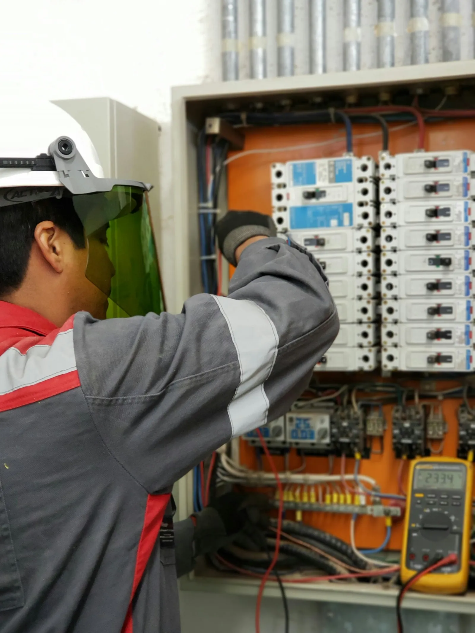 Técnico a verificar um quadro elétrico