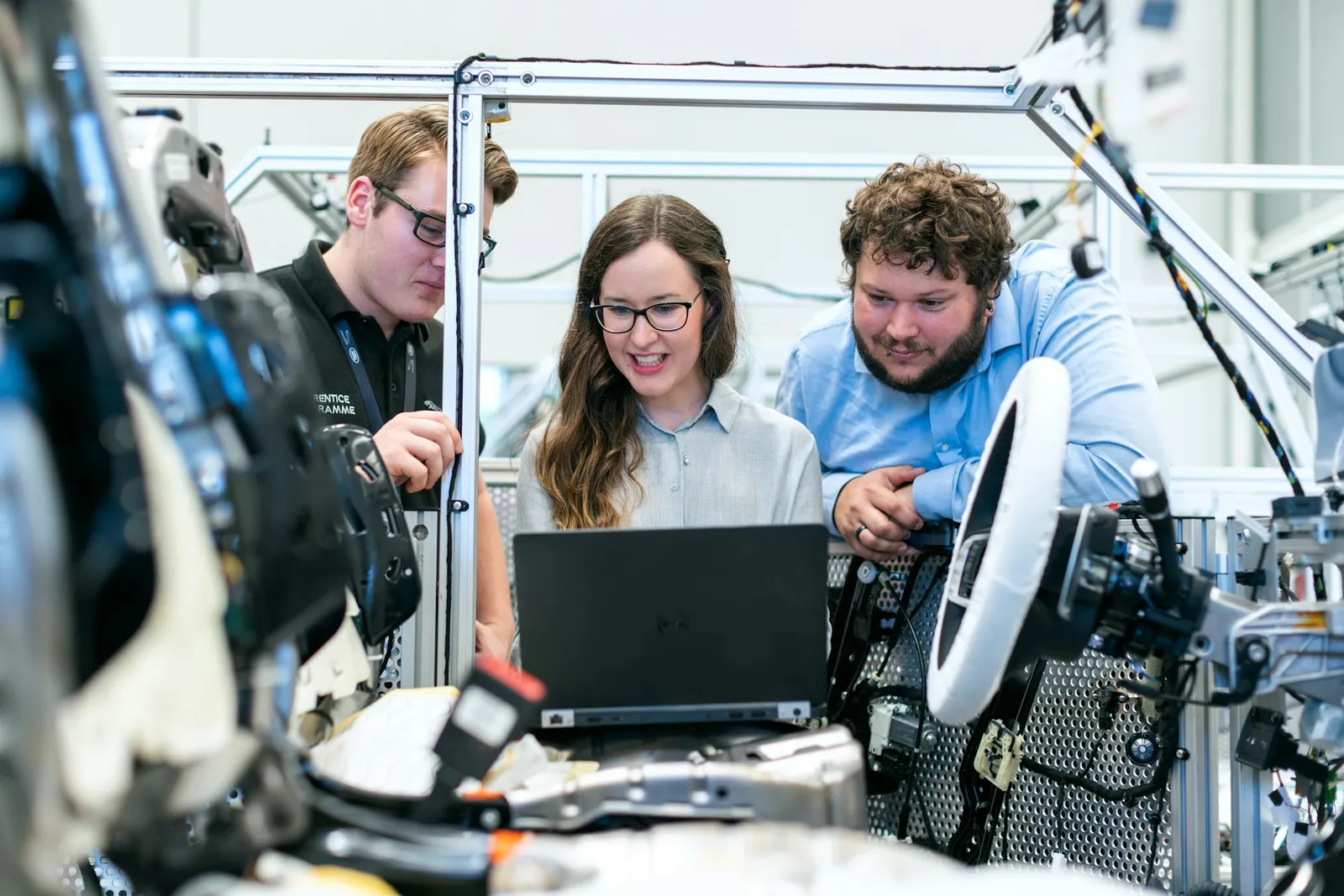Estudantes de engenharia a trabalhar juntos num laboratório